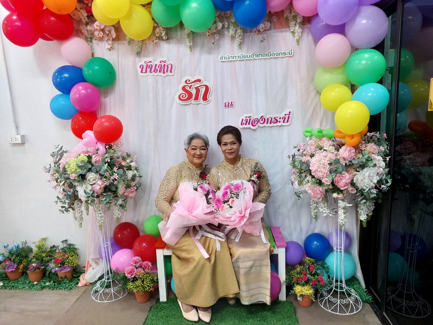สาวหล่อรุ่นใหญ่ 63 ปี ควงแฟนสาว 58 ปี จดทะเบียนสมรสเท่าเทียมเป็นคู่แรก หลังอยู่กินกันมากว่า 20 ปี &nbsp;