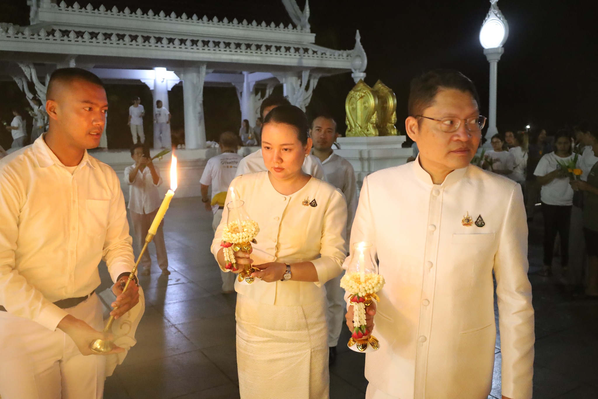 ผู้ว่าราชการจังหวัดกระบี่ นำพุทธศาสนิกชนร่วมพิธีเวียนเทียน เนื่องในวันอาสาฬหบูชา ณ วัดแก้วโกรวาราม พระอารามหลวง อ.เมือง จ.กระบี่ 